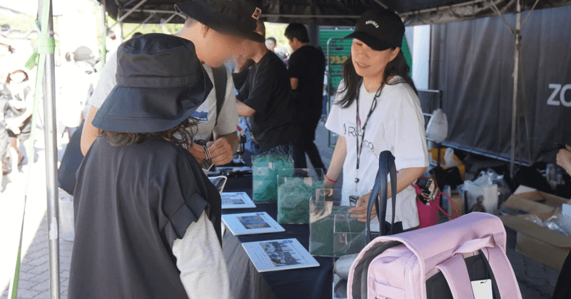 廃漁網からテープや製品になるまでリサイクルの流れを熱心にきいてくださいました